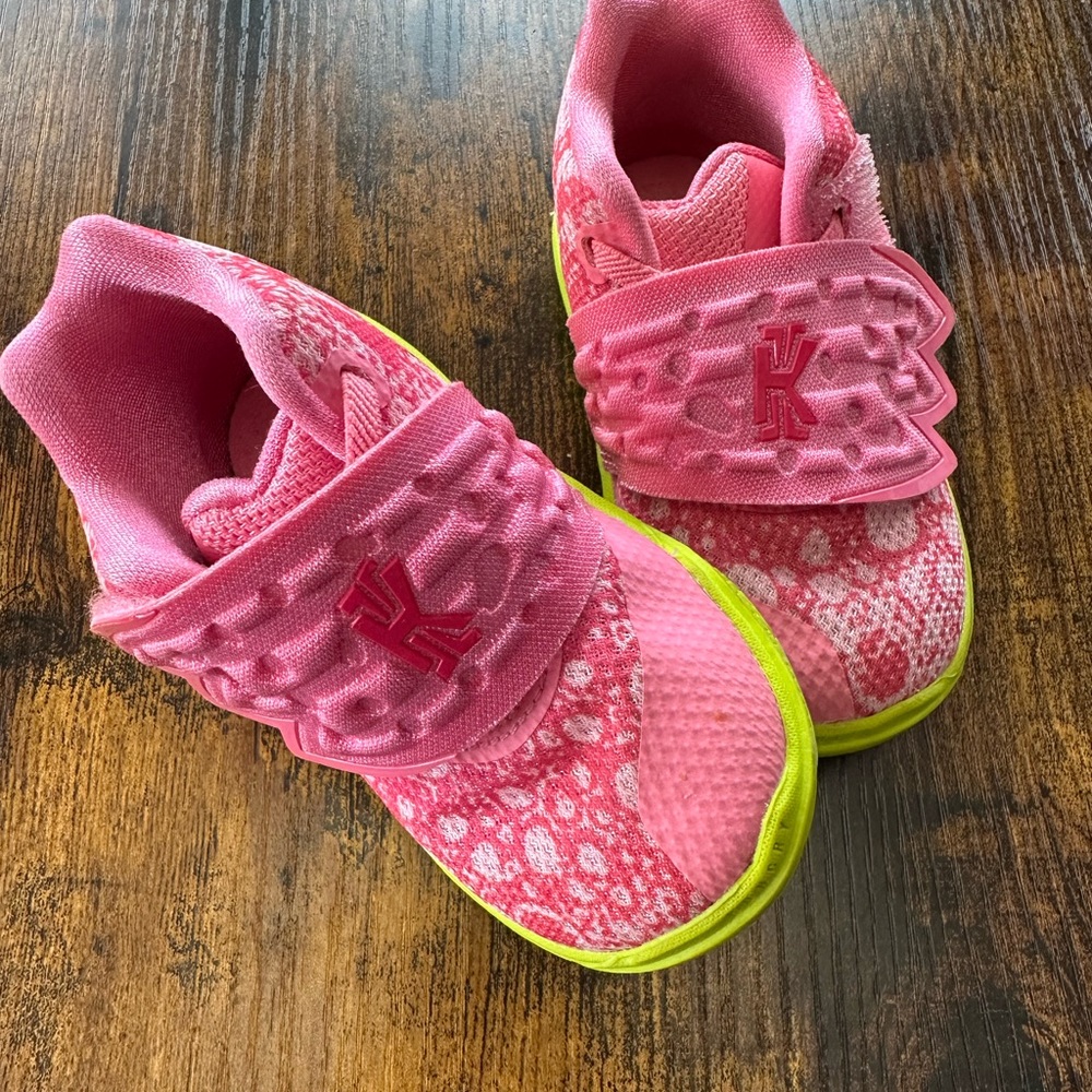 5c Patrick Star Kyrie Nike Sneakers